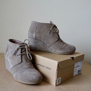 Toms Brand, Desert Wedge in Taupe Suede